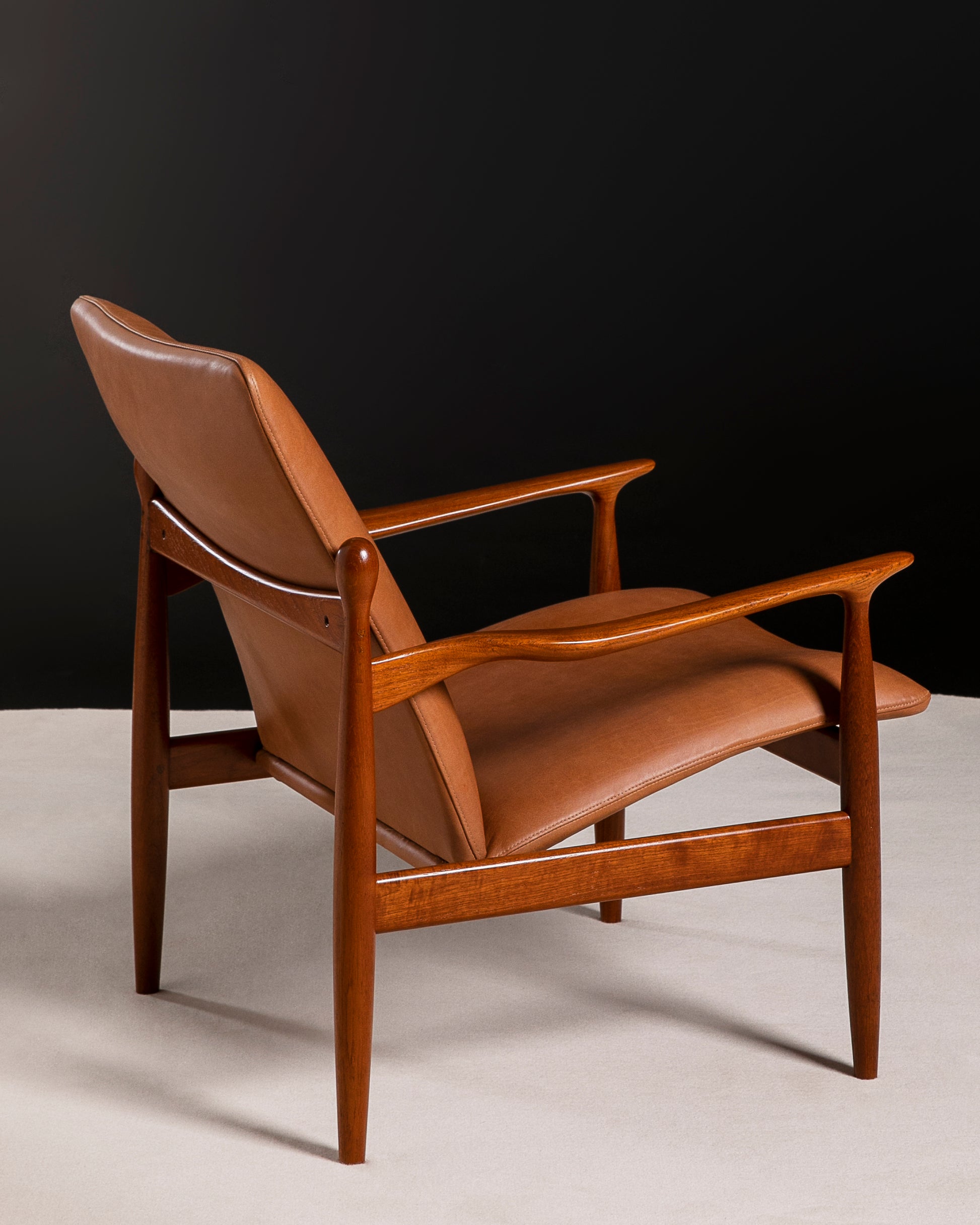 One of Parker's most coveted piece, The Parker 150 chair in Premium Italian Leather. Ex Parker People™