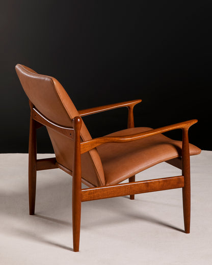 One of Parker's most coveted piece, The Parker 150 chair in Premium Italian Leather. Ex Parker People™