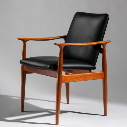 Parker furniture classic Model 119. Available online or in Willoughby at Parker furniture showroom. Covesmore Solutions.