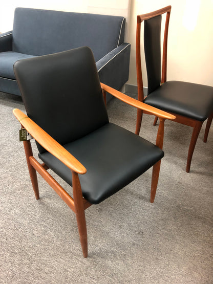 Black leather and teak restored, Model 119 available for purchase. Parker Furniture Brand. Refurbished by Expert Parker furniture restorers in Sydney, Covesmore Solutions.